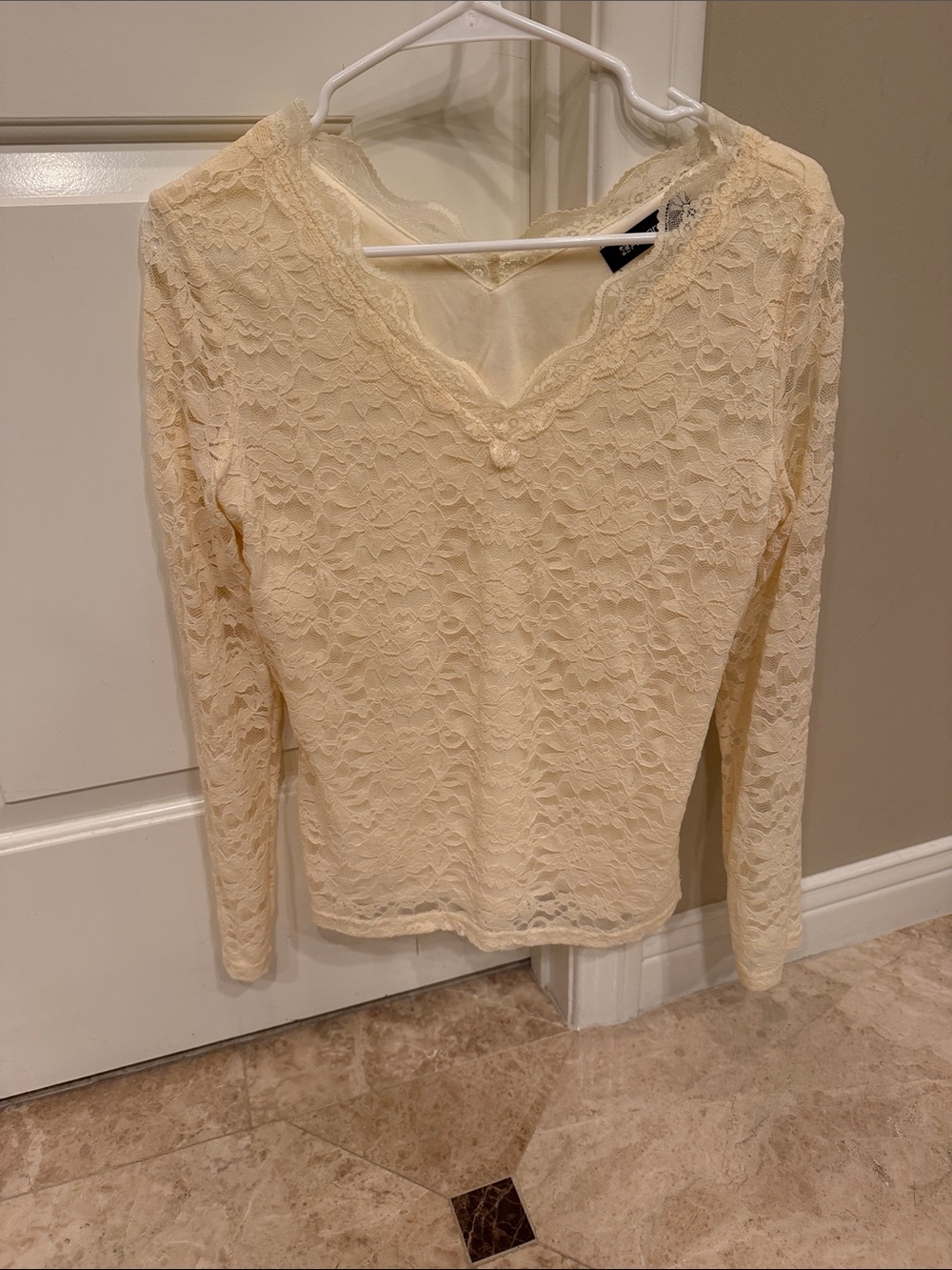 Allegra K Cream Lace V-Neck Long Sleeve Top Size M. Never Worn